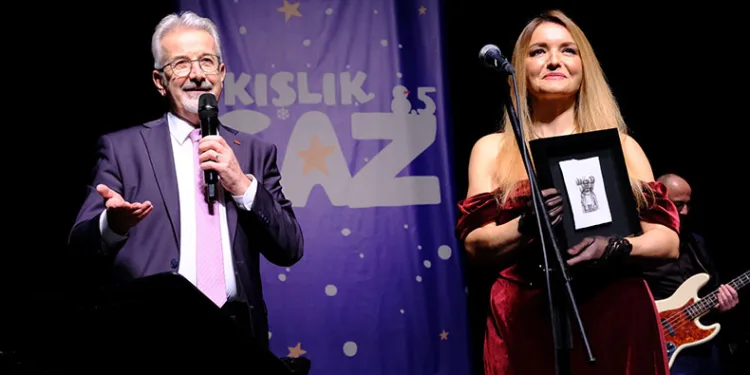 Açılışı konserini Jülide Özçelik yaptı