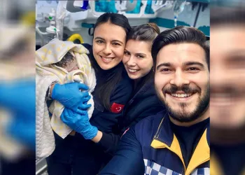 Sabırsız bebek dünyaya gözlerini ambulansta açtı