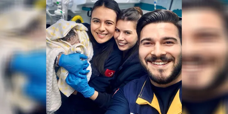 Sabırsız bebek dünyaya gözlerini ambulansta açtı