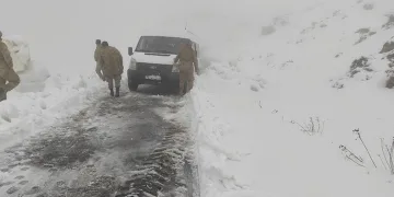Sultan Dağı’nda kara saplanan minibüs ekiplerin yardımıyla kurtarıldı