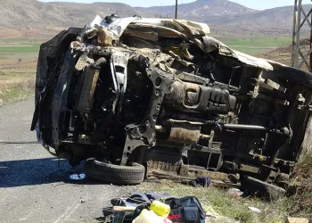 Takla atan minibüs hurdaya döndü