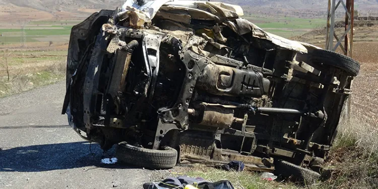 Takla atan minibüs hurdaya döndü