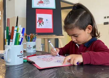 Yaşıtları kalem tutamazken o sergi açtı
