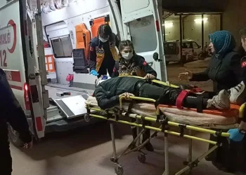 Motosiklet kontrolden çıkıp savruldu