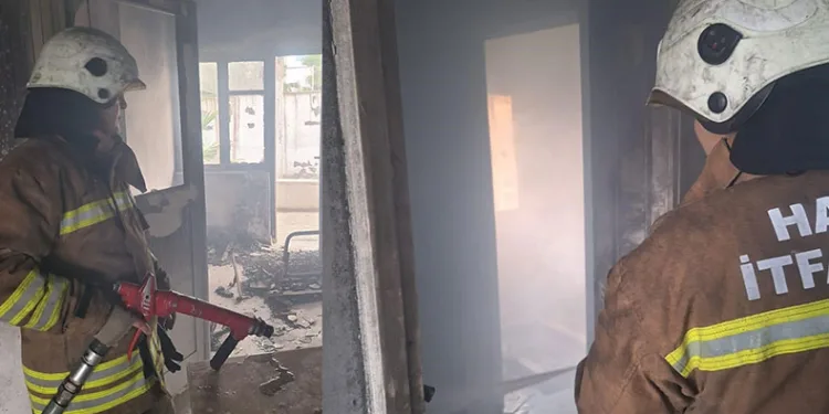 İskenderun’da metruk binada yangın çıktı