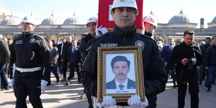 Evinde ölü bulunan kaymakam son yolculuğuna uğurlandı