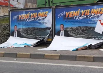 Seçim afişlerine zarar verildi