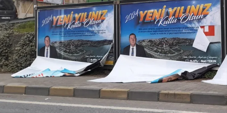 Seçim afişlerine zarar verildi