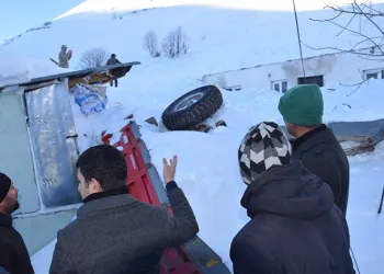 Posof’ta köye çığ düştü