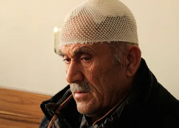 70 yaşındaki adam sokak ortasında darp edildi