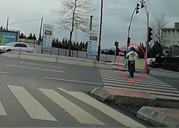 Minibüsün çarptığı motosikletli metrelerce savruldu