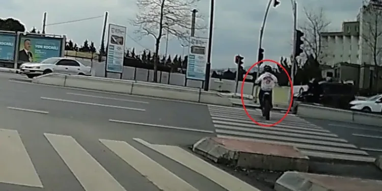 Minibüsün çarptığı motosikletli metrelerce savruldu