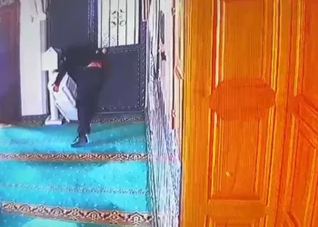 Bursa’da cemaatin ayakkabılarını deneyip kendine uyanı çaldı