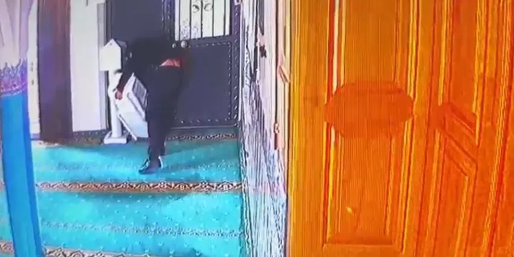 Bursa’da cemaatin ayakkabılarını deneyip kendine uyanı çaldı