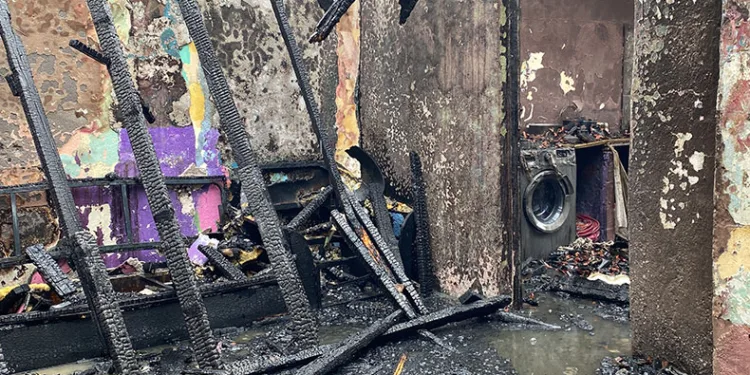 Sobadan çıkan yangın iki evi kullanılamaz hale getirdi
