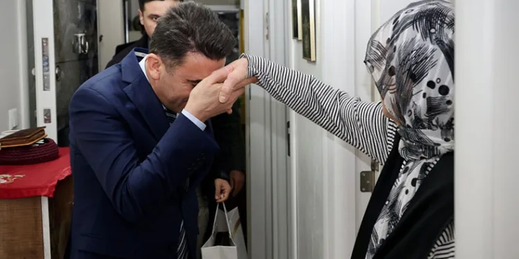 Şehit ailelerinin yaralarını birlikte sarıyor