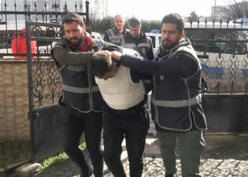 Eski eşinin arkadaşını bıçaklayarak öldüren şahıs adliyede