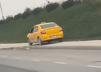 Yayalara ayrılan kaldırımı yol yaptı