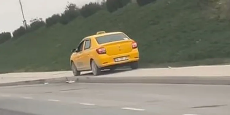 Yayalara ayrılan kaldırımı yol yaptı