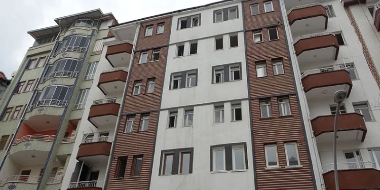 Hasarlı binada asansör boşluğuna düşen şahıs ağır yaralandı