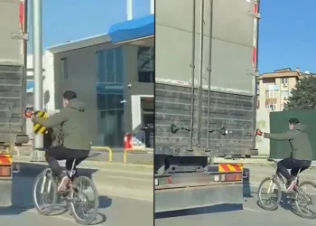 Kamyonun kasasına tutunarak kilometrelerce ilerledi