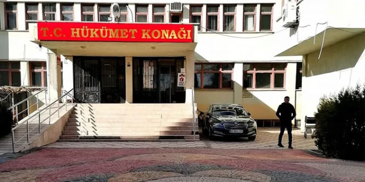 Kızının boşanma davasında kalp krizi geçirdi