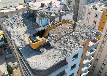 Okulun yanı başındaki yıkım, öğrencileri korkuttu