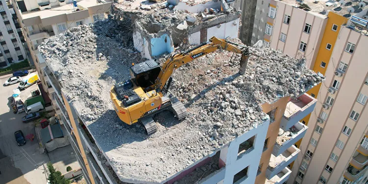 Okulun yanı başındaki yıkım, öğrencileri korkuttu