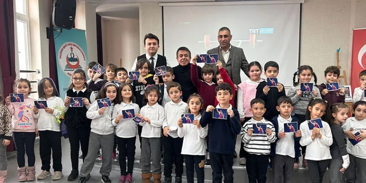 Milli Halterci Halil Mutlu’dan miniklere ziyaret
