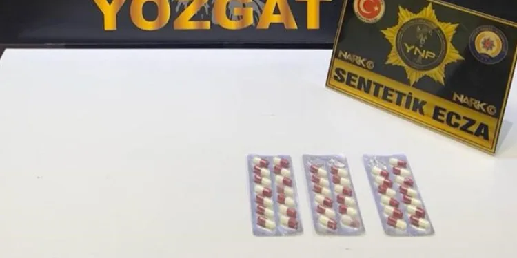 Uyuşturucu satıcıları suçüstü yakalandı