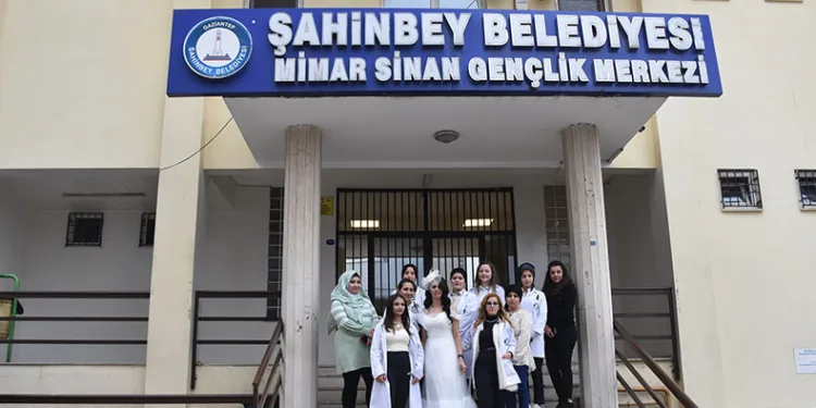 Şahinbey’den yeni evlenen çiftlere düğün hediyesi