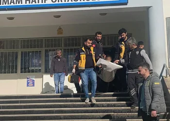 Ortaokul öğrencisi okulda bıçaklandı