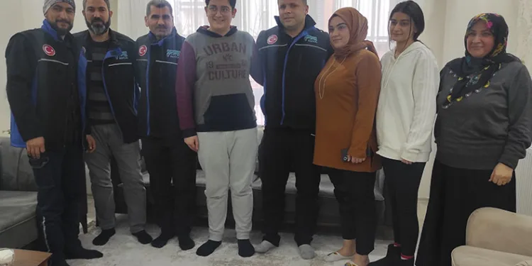 Kendisini kurtaran ekibi görünce gözyaşlarına hakim olamadı