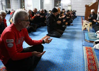 Hayatını kaybedenler sabah namazında anıldı