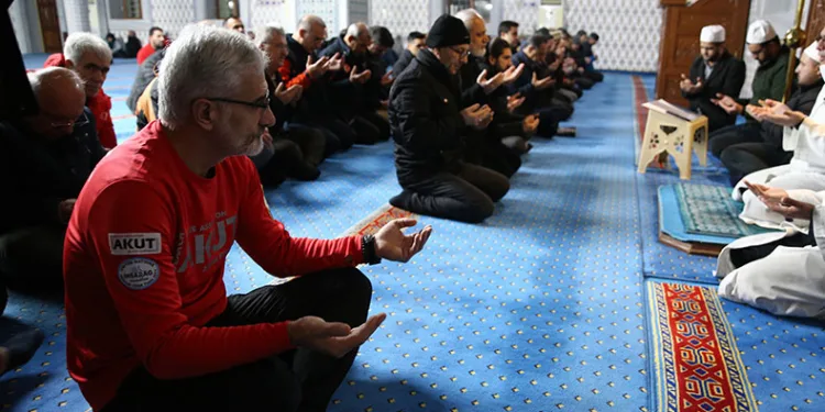 Hayatını kaybedenler sabah namazında anıldı