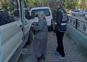 Camilerde dilenen kadınlar gözaltına alındı