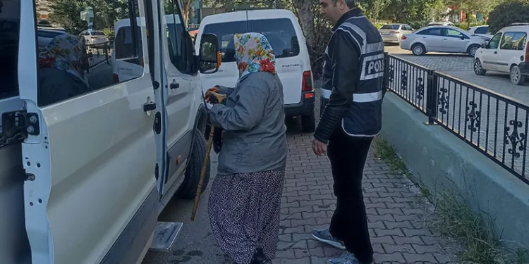 Camilerde dilenen kadınlar gözaltına alındı