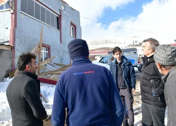 Yoğun kar yağışı büyük tahribata sebep oldu