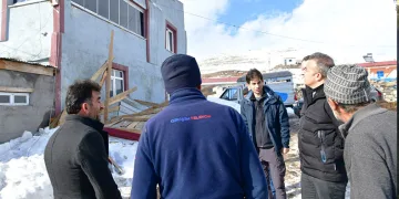 Yoğun kar yağışı büyük tahribata sebep oldu