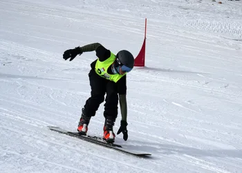 Snowboard Türkiye Şampiyonası Ergan Dağı’nda başladı