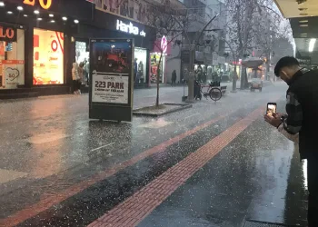 Batman’da dolu yağışı yolları beyaza bürüdü