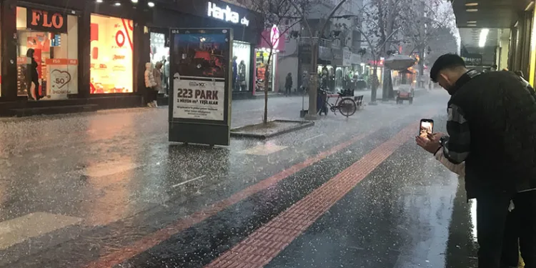 Batman’da dolu yağışı yolları beyaza bürüdü