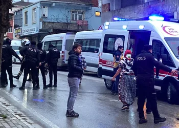 Evinin önünde tabancayla vuruldu