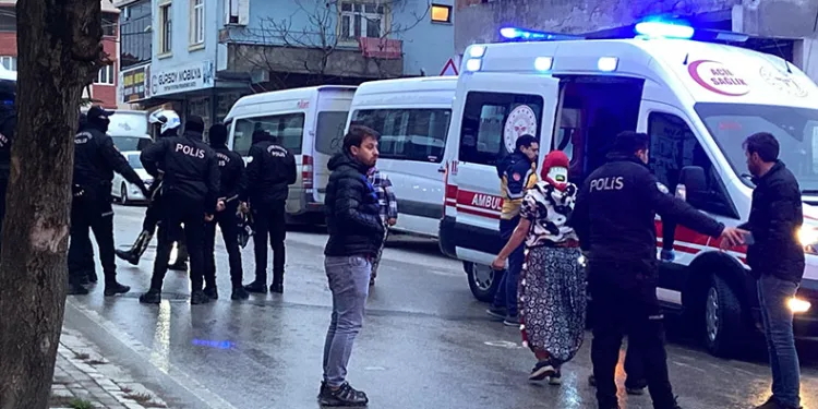 Evinin önünde tabancayla vuruldu