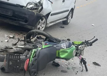 Otomobil ile motosiklet çarpıştı