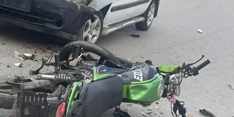 Otomobil ile motosiklet çarpıştı