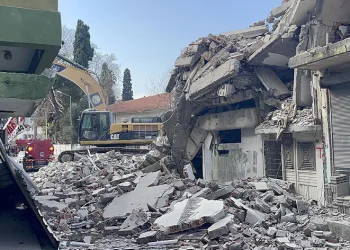 Ağır hasarlı binaların yıkımı sürüyor