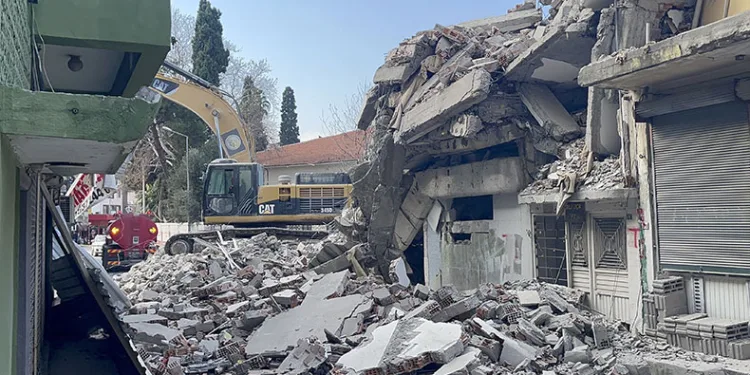 Ağır hasarlı binaların yıkımı sürüyor