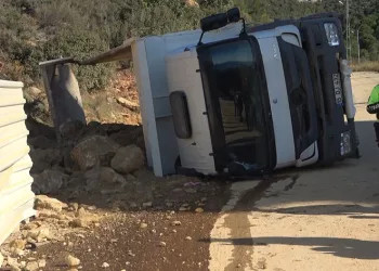 Alanya’da taş yüklü kamyon yan yattı