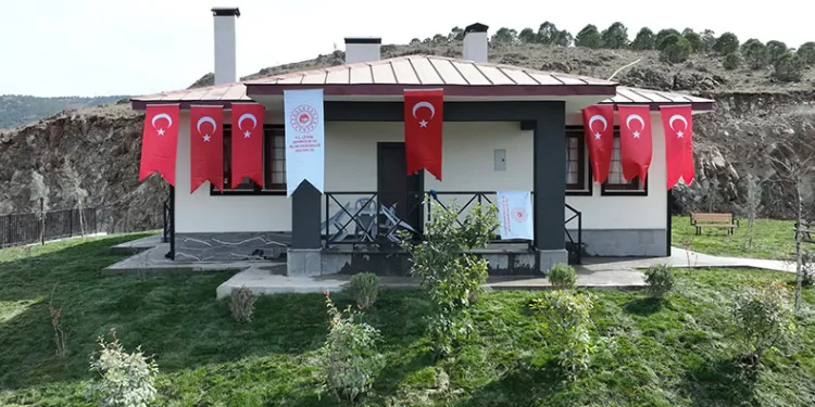 Şehit Özdemir’in ailesine evi teslim edildi